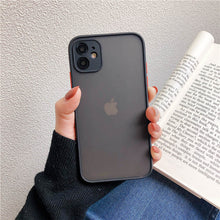 Carregar imagem no visualizador da galeria, Capinhas para iPhone Fosco - Homeless Case
